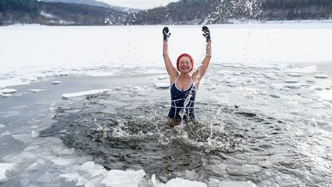 女性が凍った湖で水浴びをしている。写真: iStock