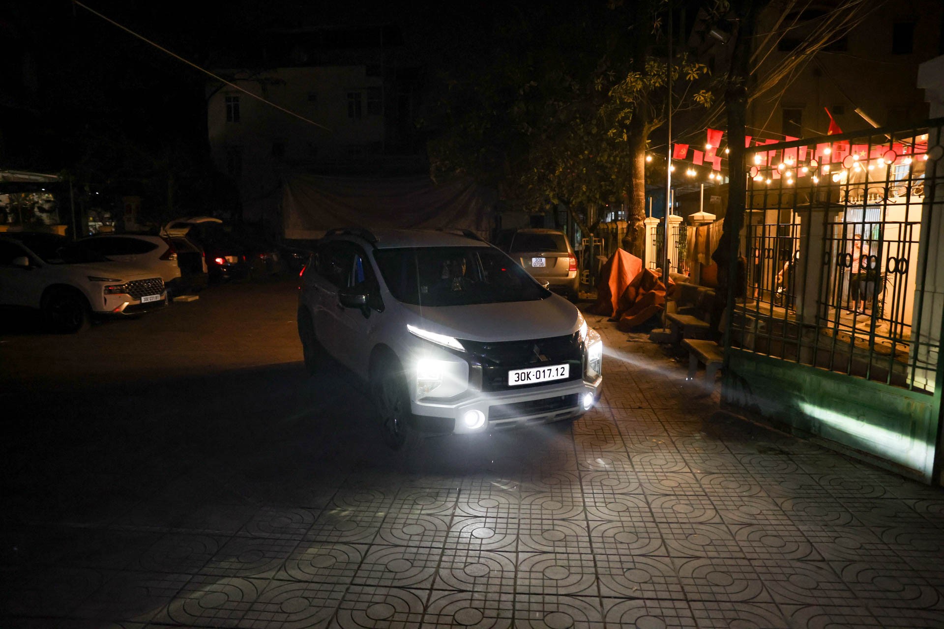 Behind the story of Phu Thuong residents driving cars to sell sticky rice on the sidewalk photo 4