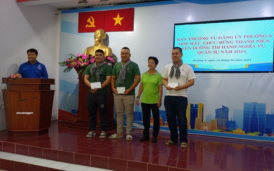 El Sr. Nguyen Thai Duong (camiseta blanca) y dos jóvenes del vecindario recibieron regalos. local antes de partir al servicio militar.