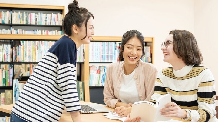 많은 학생들이 졸업 후 일자리를 구하지 못합니다. (삽화)