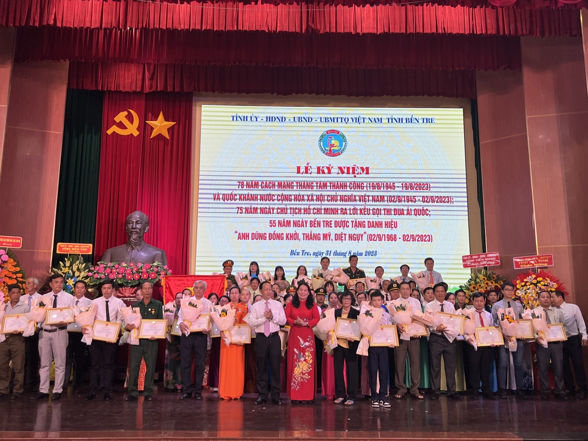 Ben Tre solemnly celebrates major events