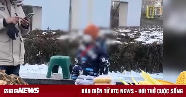 Padre obligó a su hijo a vender productos en la calle bajo la fría nieve