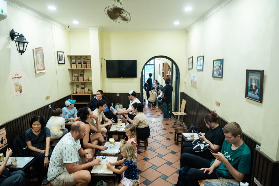 คุณเจียง (หลานสาวของนายเจียง) กล่าวว่า “ผลิตภัณฑ์กาแฟที่ได้รับการยอมรับเป็นหัวใจสำคัญตั้งแต่สมัยโบราณจนถึงปัจจุบัน ฉันยังคงรักษารสชาติและคุณภาพดั้งเดิมไว้ โดยตามกระแสปัจจุบัน ร้านของฉันก็มีการเปลี่ยนแปลงและหลากหลายขึ้นเล็กน้อย เช่น มีเมนูใหม่ ๆ นอกจากกาแฟที่ได้รับการยอมรับแล้ว ยังมีไข่ออริจินัล รสชาติมัทฉะ โกโก้ โอรีโอ ฉันรู้สึกโชคดีและภูมิใจที่ลูกค้าในประเทศและต่างประเทศที่รู้จักในต่างประเทศมีความพึงพอใจในผลิตภัณฑ์”