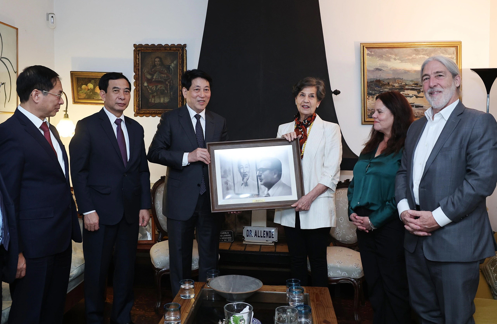 Presidente visita a familia de fallecido presidente chileno, gran amigo de Vietnam