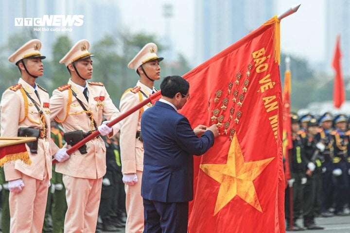 Le Premier ministre Pham Minh Chinh a décerné le titre de Héros des Forces armées populaires au commandement de la police mobile.