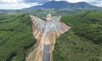 Couper des collines et des montagnes pour construire une autoroute à travers Ha Tinh