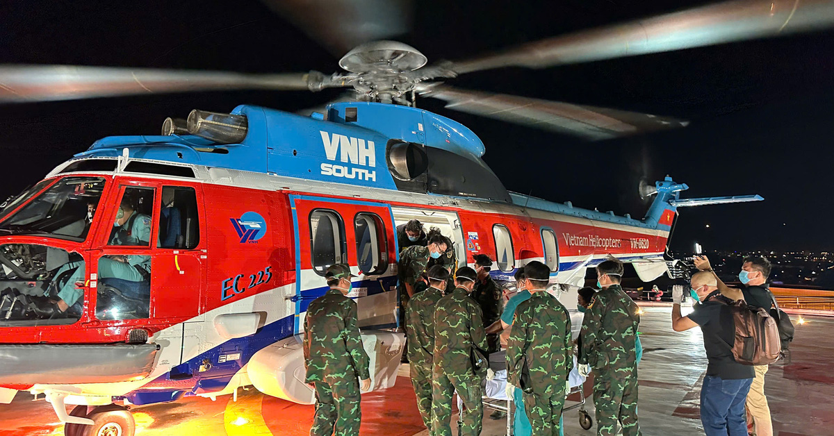 Helicopter flies at night to rescue soldiers from An Bang island to the mainland