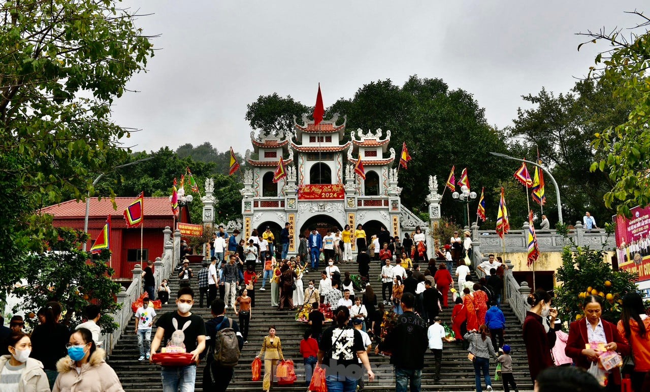 バチュアコー寺院は、福の神の日に「お金を借りる」客で混雑する 写真 1