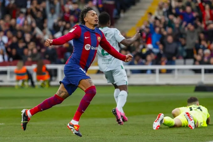 Raphinha celebra el primer gol del Barça contra el Getafe en el Estadio Olímpico Lluis Companys. Foto: Lapresse