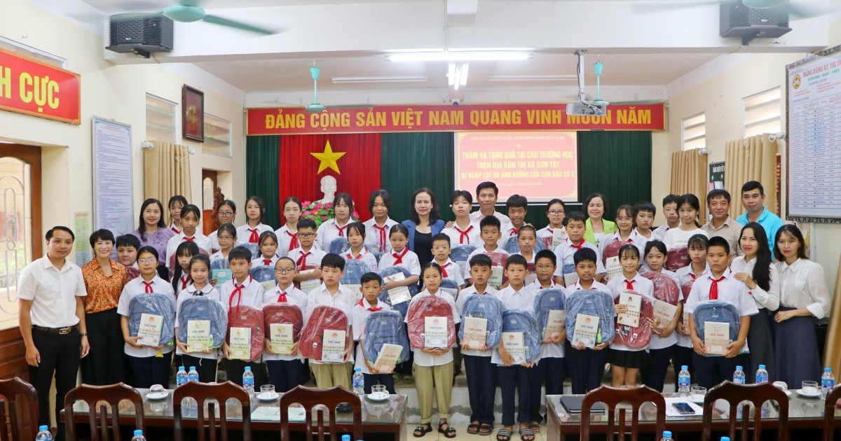 Ngành giáo dục Hà Nội thăm, tặng quà học sinh vùng bị ngập lụt