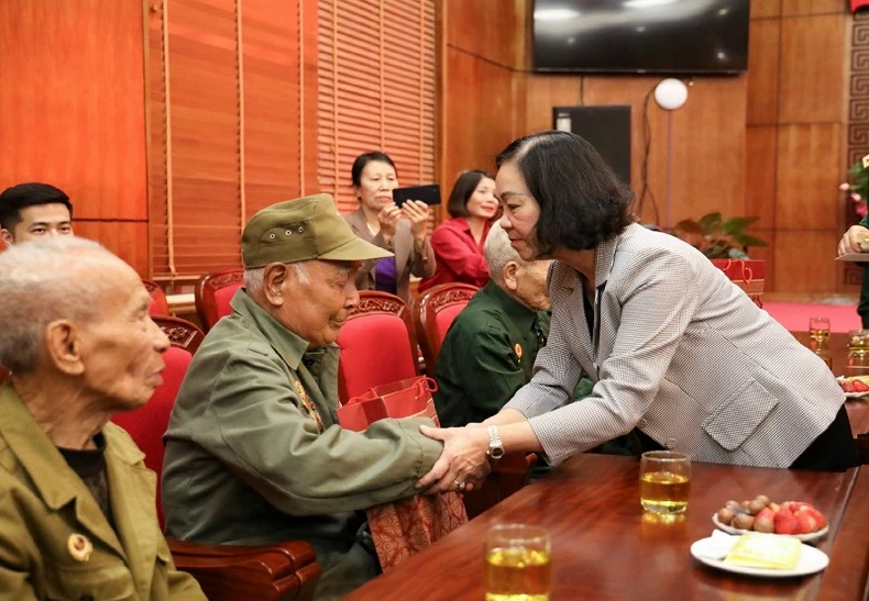 [Photo] Standing member of the Secretariat Truong Thi Mai presents gifts and expresses gratitude to Dien Bien soldiers photo 3