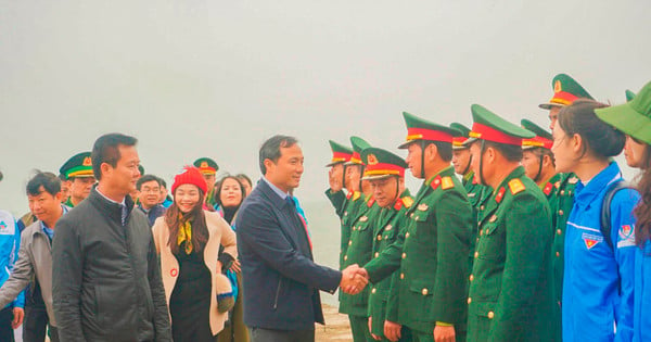 Los líderes de la provincia de Ha Tinh visitaron, inspeccionaron y felicitaron a los soldados en servicio en la isla Son Duong.