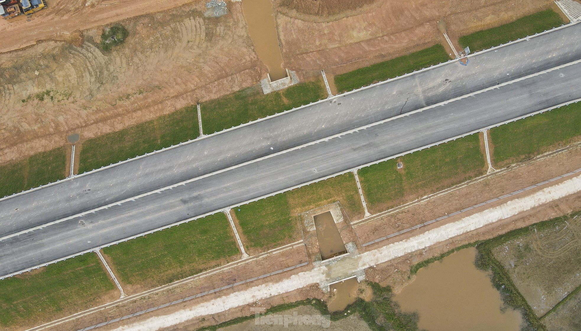 La construction de l'autoroute de 100 km de long à travers Ha Tinh est sur le point d'être achevée, photo 16