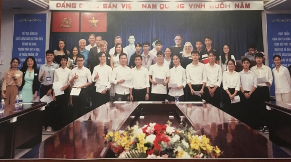 Le Fonds DOVE soutient 110 bourses d'études pour les étudiants du lycée de la ville de Quang Tri