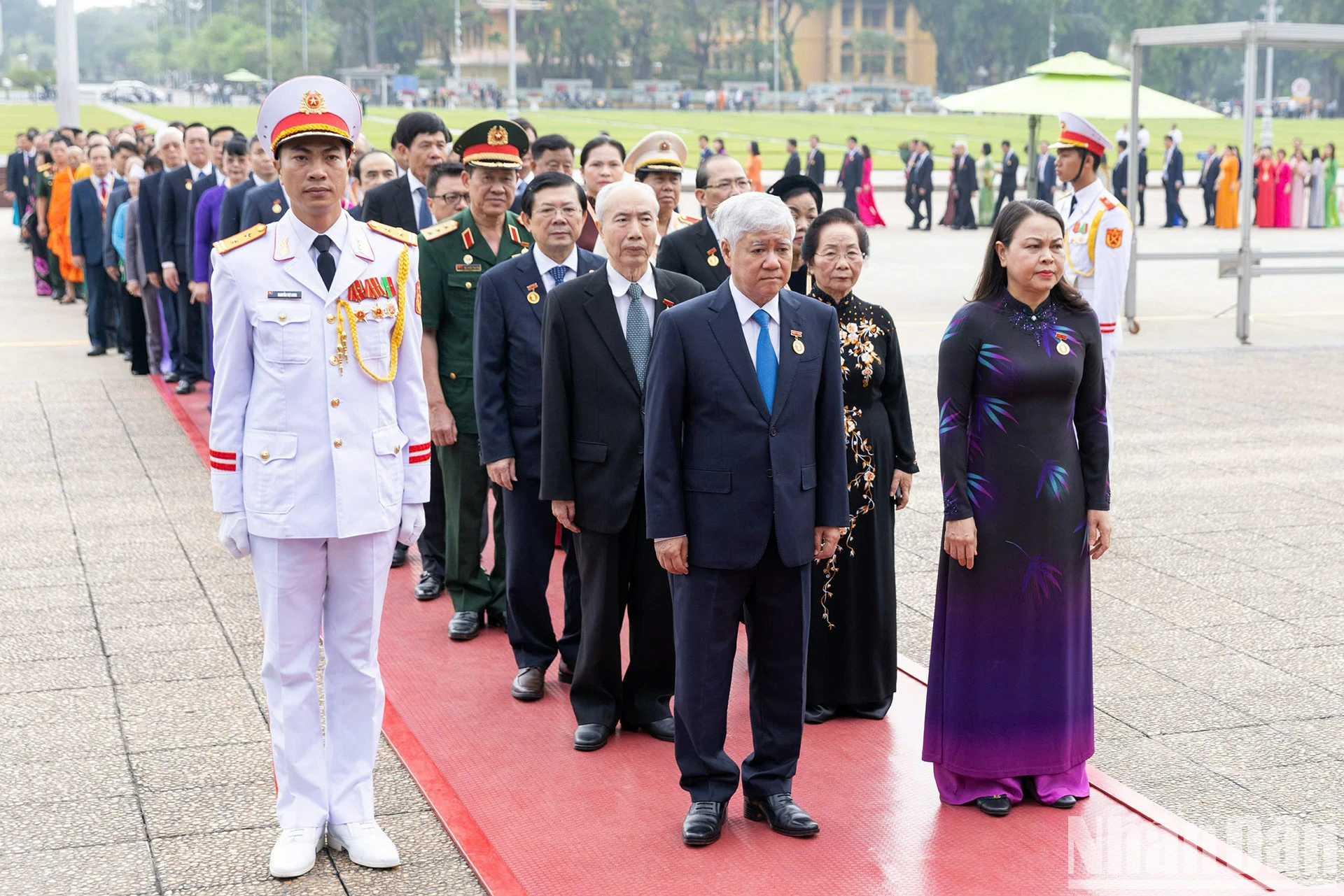 Les délégués participant au 10e Congrès national du Front de la patrie du Vietnam visitent le mausolée du président Ho Chi Minh, photo 2