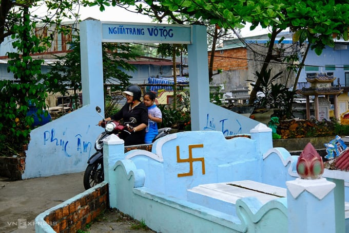 Local people are used to living with graves but want to move soon to ensure the landscape and environment. Photo: Nguyen Dong