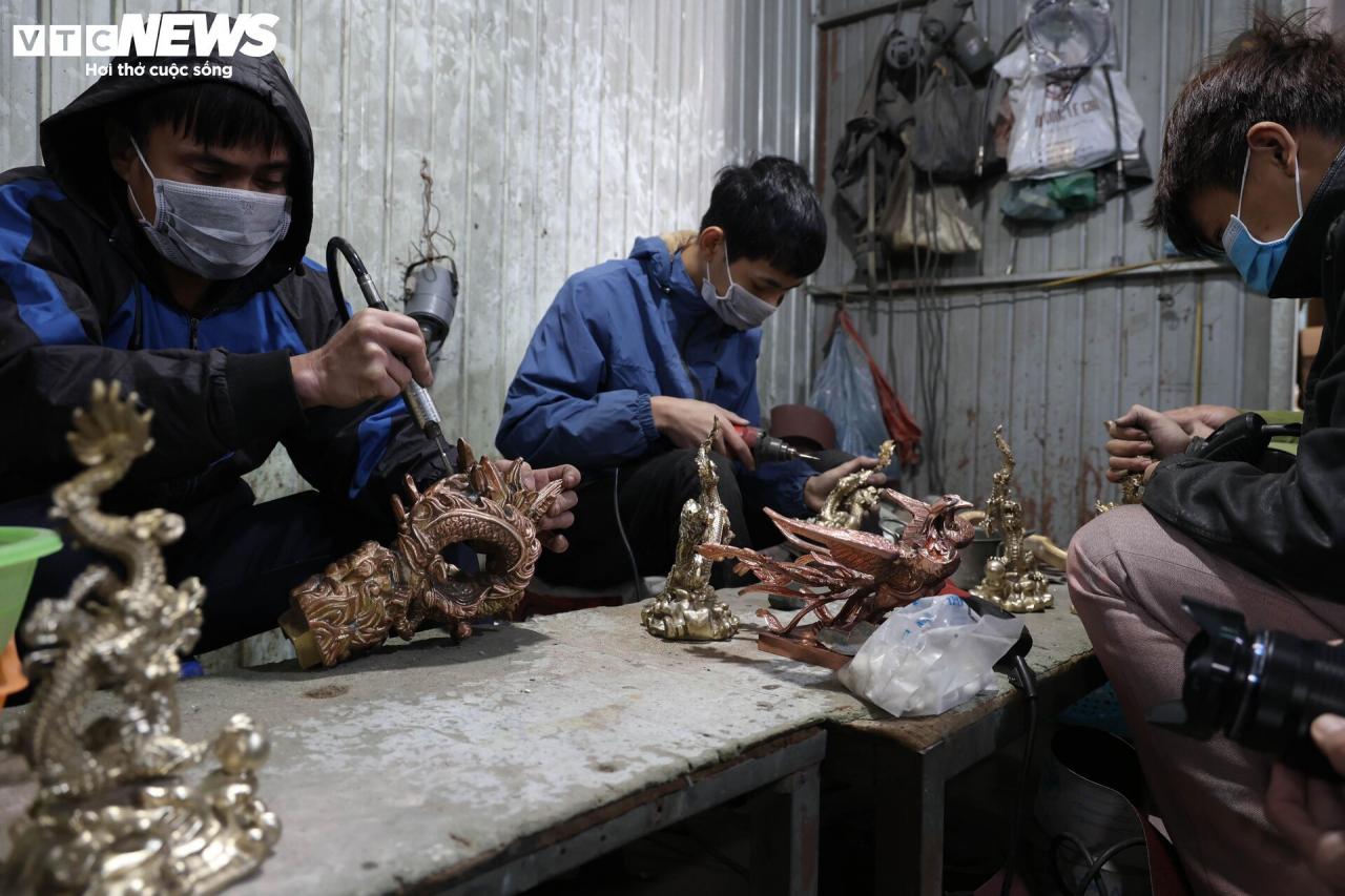 Primer plano de la mascota del dragón bañada en oro de 24k valorada en decenas de millones de dongs para dar la bienvenida al Año del Dragón - 8