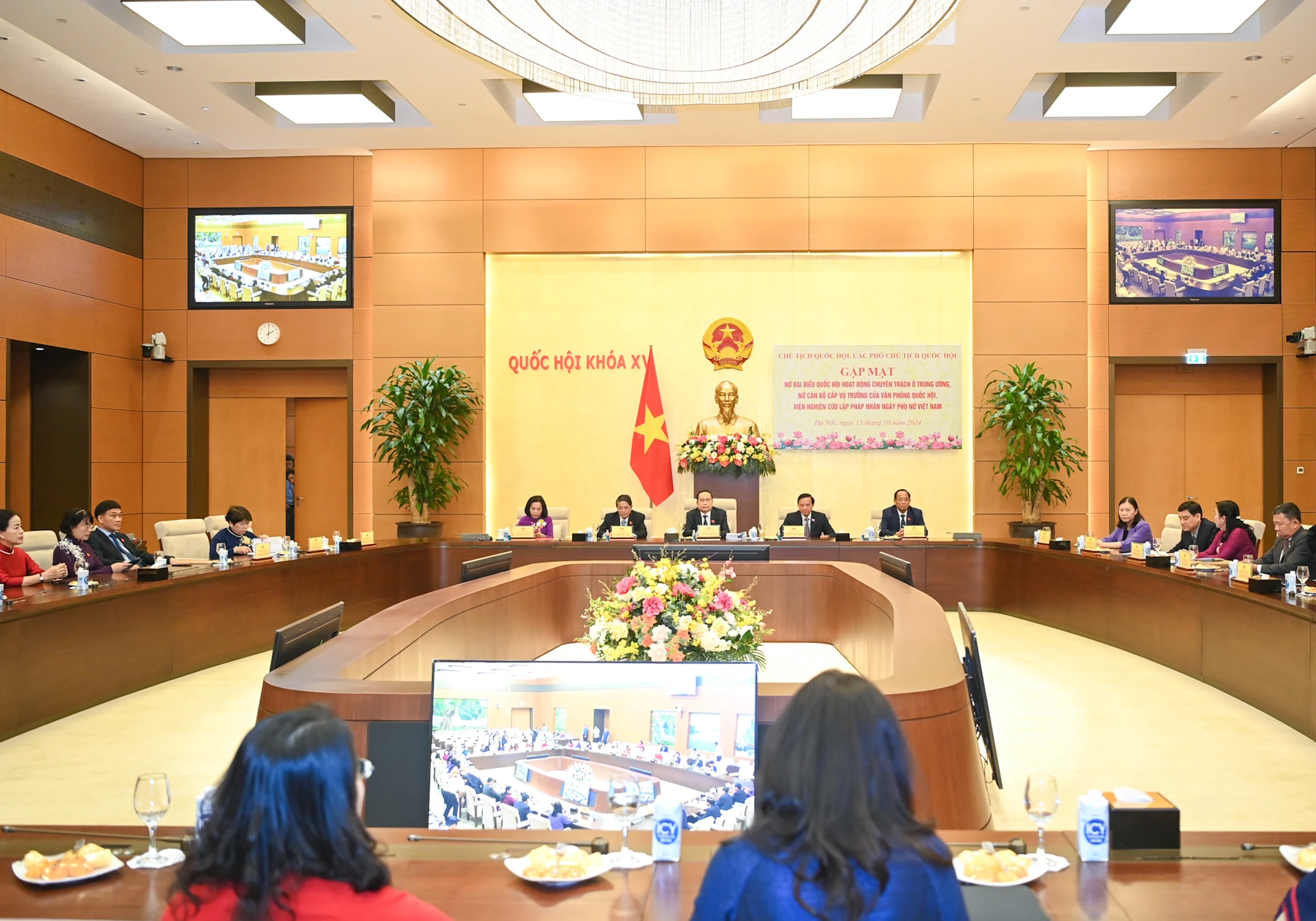 [Foto] Der Vorsitzende der Nationalversammlung, Tran Thanh Man, trifft sich mit hauptamtlichen weiblichen Abgeordneten der Nationalversammlung in der Zentralregion. Foto 1