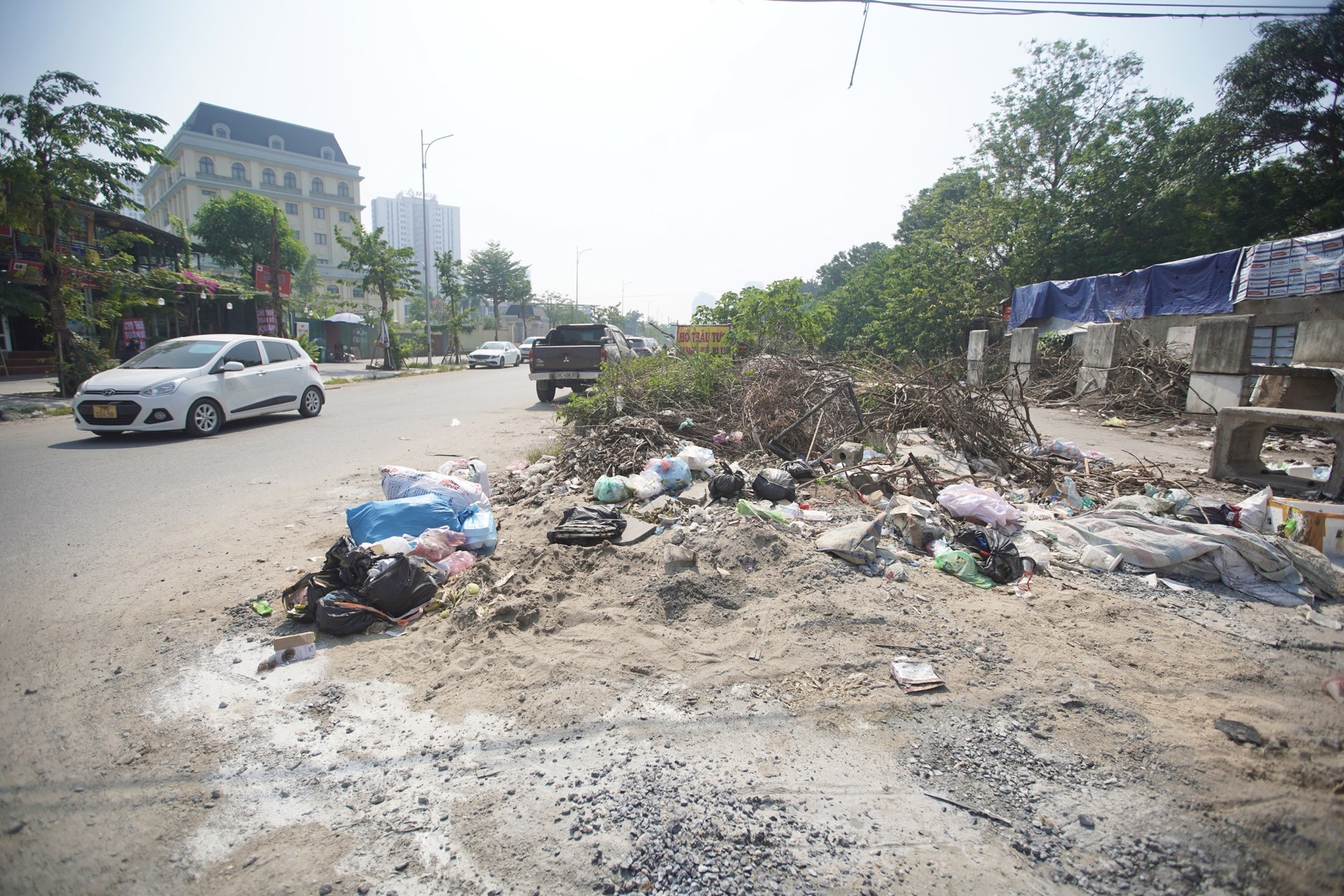 Basura rodea proyecto vial de 250 mil millones de dongs en Hanoi foto 14