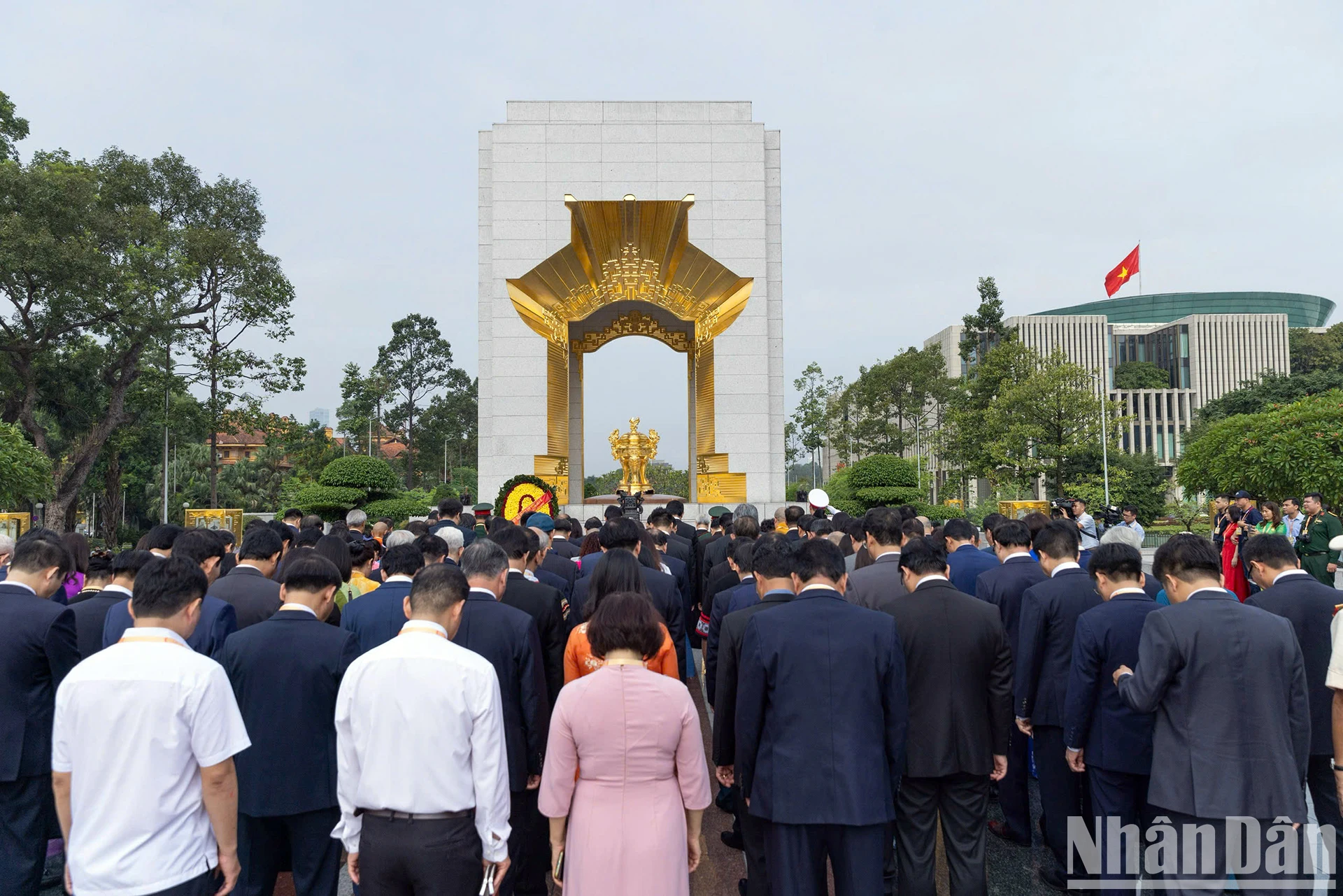 Les délégués participant au 10e Congrès national du Front de la patrie du Vietnam visitent le mausolée du président Ho Chi Minh, photo 7