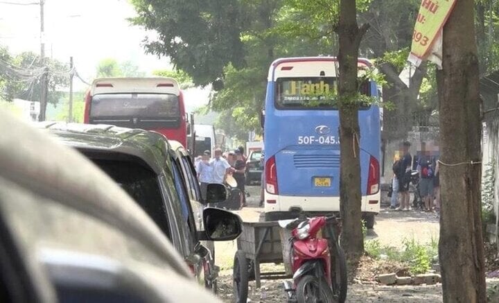 Bị lực lượng chức năng "truy quét", các nhà xe vẫn ngang nhiên hoạt động, lập bến bãi mới.