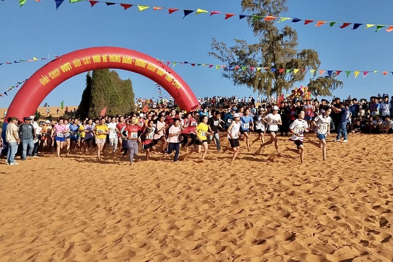 Scharen von Touristen kommen zum Tet Giap Thin nach Binh Thuan. Foto 10