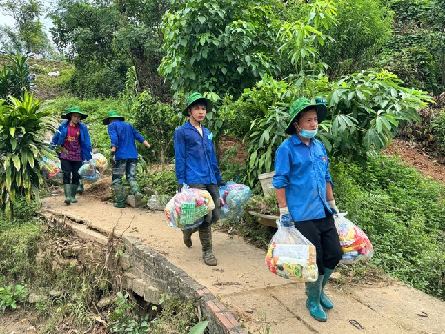 Jóvenes de Yen Bai se unen para superar las consecuencias de las inundaciones foto 9