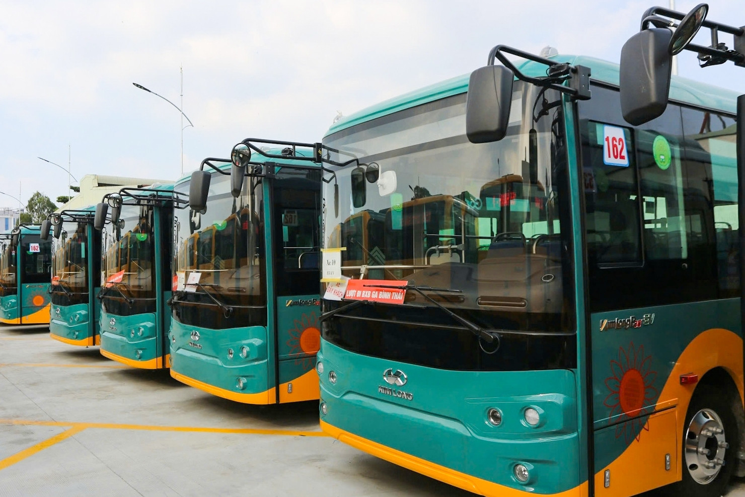 100 electric buses arrive in Ho Chi Minh City, ready to roll out to 'collect' passengers for metro line 1