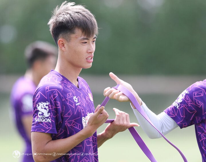 Der Name von Nguyen Van Truong steht nicht auf der vorläufigen Liste der 23 am Turnier teilnehmenden Spieler, die VFF an AFC geschickt hat. Die Spieler von Hanoi FC müssen sich mehr anstrengen, um bei Trainer Hoang Anh Tuan zu bleiben.