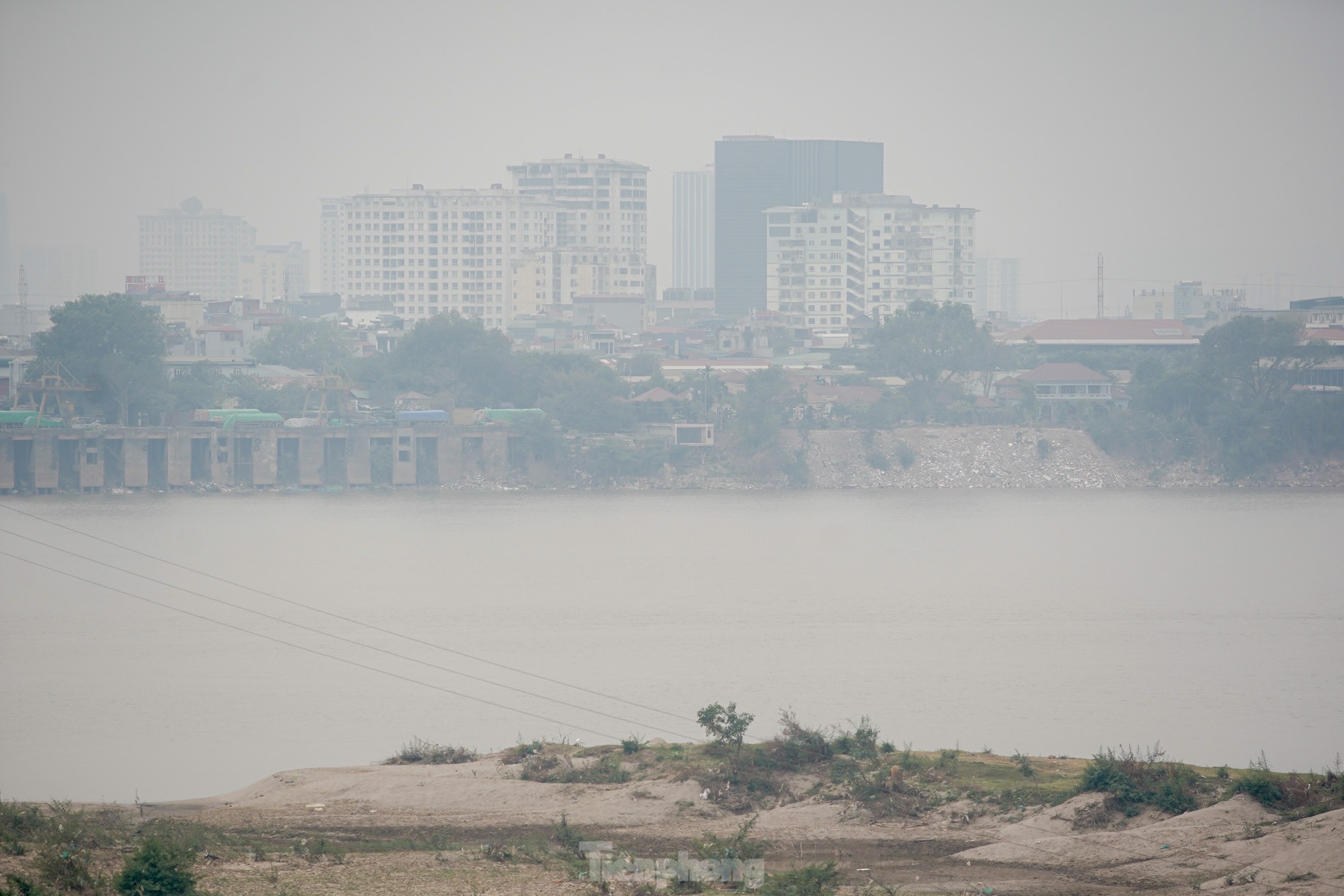 Hanoi is covered in fine dust from morning to afternoon, many buildings 'disappear' photo 14