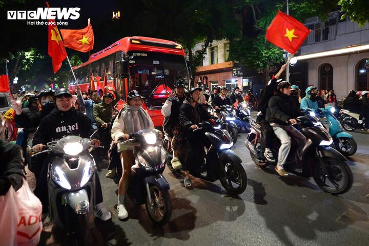 Millones de vietnamitas salieron a las calles para celebrar la victoria en la Copa AFF 2024.