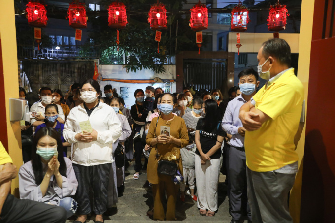 People go to Vien Giac Pagoda (Tan Binh District), a national historical site, to pray for peace. Photo: Quynh Tran