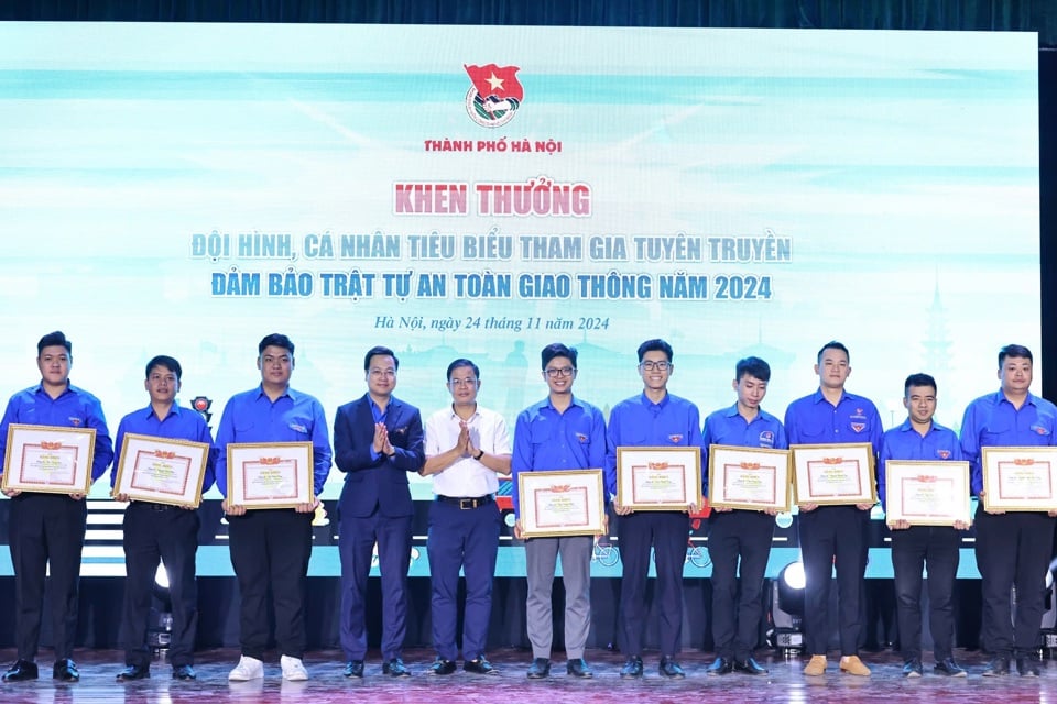 Khen thưởng các cá nhân tiêu biểu tham gia tuyên truyền bảo đảm trật tự an toàn giao thông