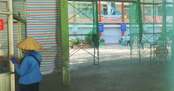 Escuela en construcción, alumnos estudian entre polvo y ruido