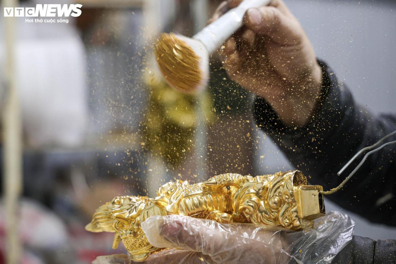 Primer plano de la mascota del dragón bañada en oro de 24k valorada en decenas de millones de dongs para dar la bienvenida al Año del Dragón - 12