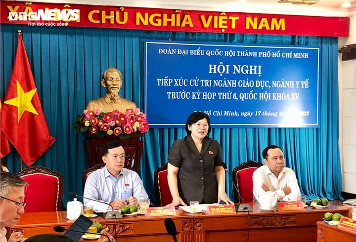 La jefa adjunta de la delegación de la Asamblea Nacional de Ciudad Ho Chi Minh, Van Thi Bach Tuyet, habló en la conferencia.