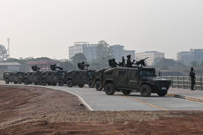 4月12日、タイ兵士がミャンマーとの国境にあるメーソート町を巡回している。写真：AFP