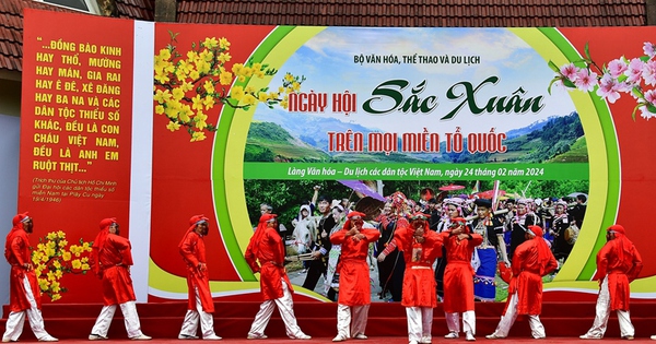 La singular actuación de Xuan Pha en el escenario Los colores de la primavera en todo el país