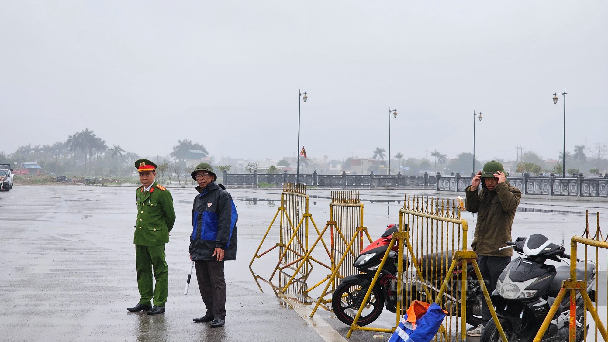 Người dân dậy từ 5 giờ sáng, đội mưa đi lễ đền Trần trước giờ khai ấn năm 2024- Ảnh 11.