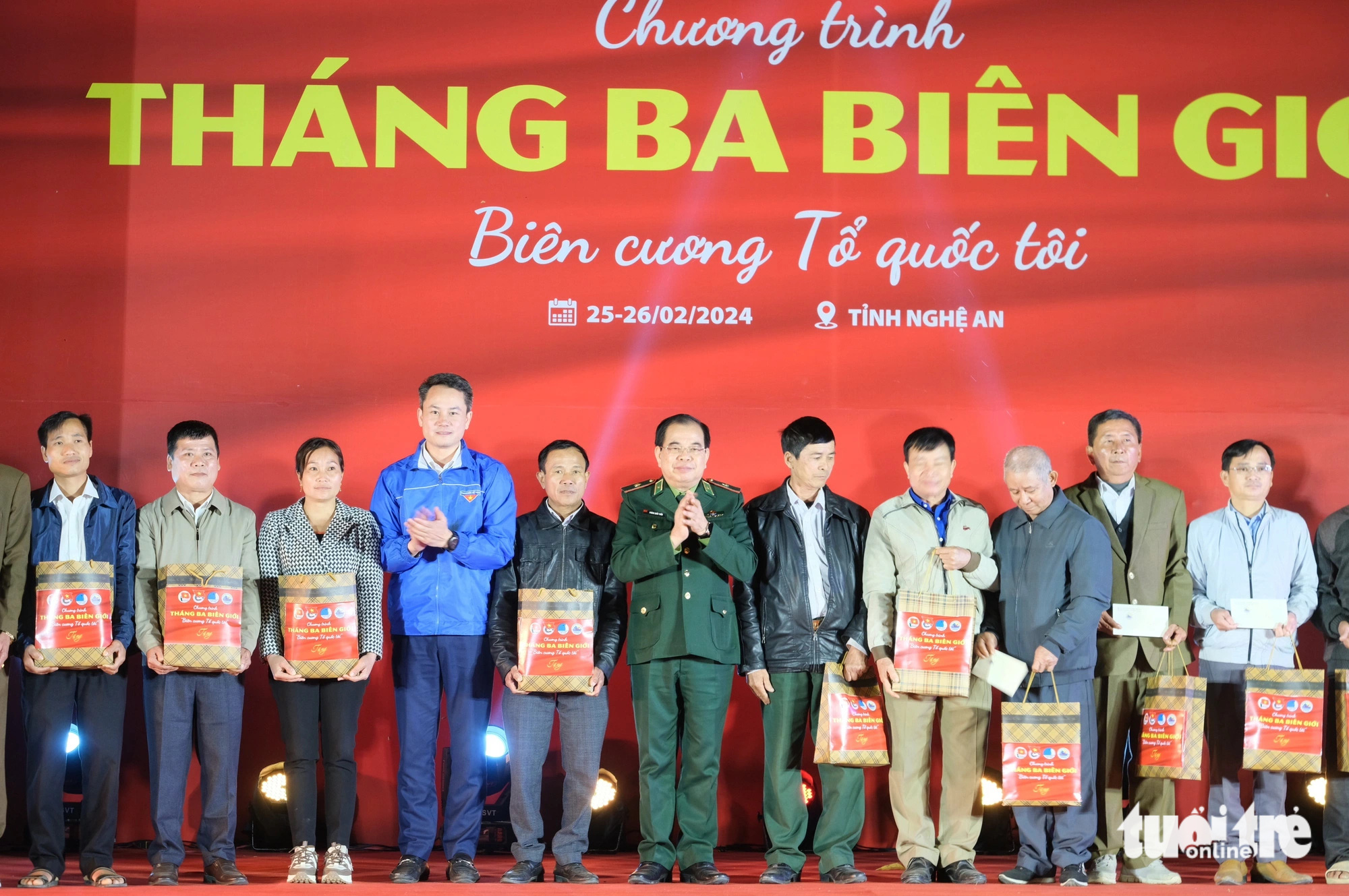 Thiếu tướng Phùng Quốc Tuấn - phó chính ủy Bộ đội biên phòng và anh Nguyễn Kim Quy - phó chủ tịch thường trực Trung ương Hội Liên hiệp Thanh niên Việt Nam - trao quà cho các già làng, trưởng bản, người uy tín - Ảnh: HÀ THANH