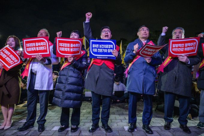 South Korean doctors protest against the policy of increasing enrollment quotas for medical schools, February 15. Photo: AFP