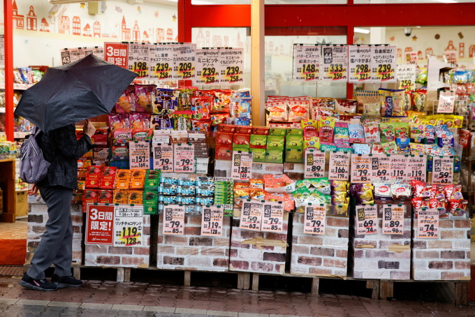 東京の店で買い物をする人々。写真：ロイター