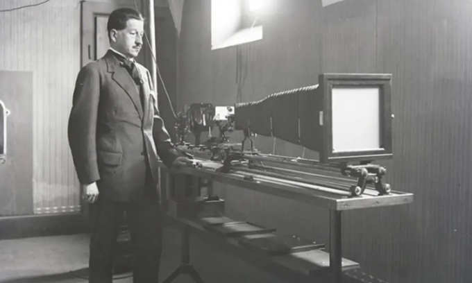Edmond Locard utilizando un dispositivo fotográfico en la década de 1920. Foto: Archivos de Lyon