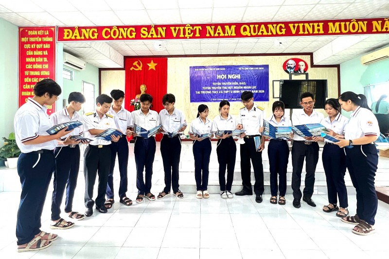 Các em học sinh Trường Trung học cơ sở và Trung học phổ thông U Minh thượng tìm hiểu về Học viện Hải quân.