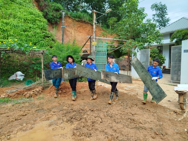 Jóvenes de Yen Bai se unen para superar las consecuencias de las inundaciones foto 4