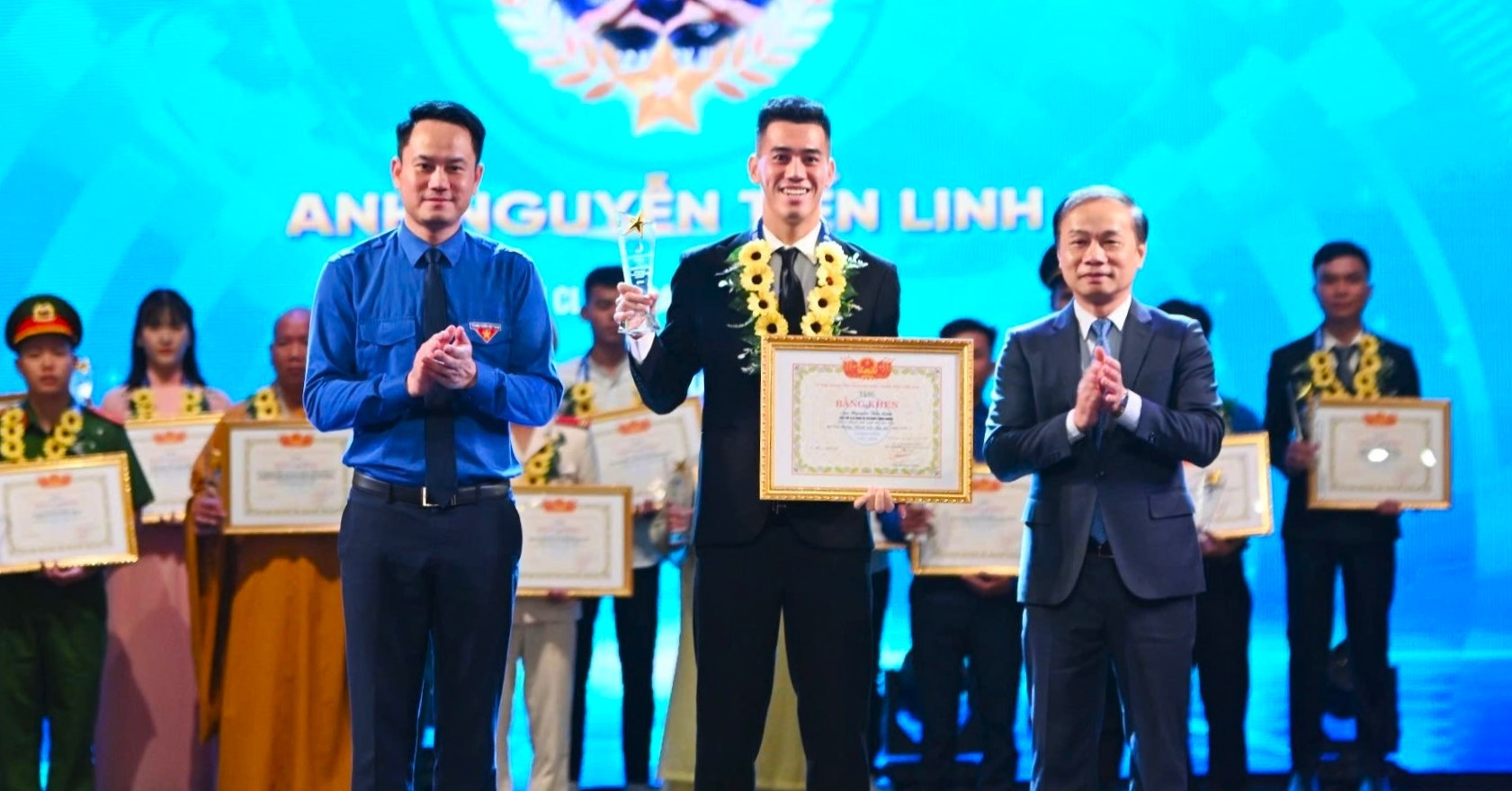 Footballer Tien Linh was honored as 'Youth with Beautiful Life' in 2024