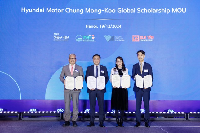 Signing between Duy Tan University and Hyundai on scholarships and human resource training photo 1