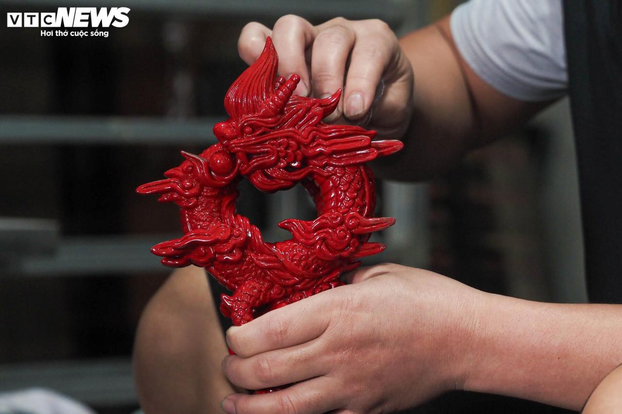 Primer plano de la mascota del dragón bañada en oro de 24k valorada en decenas de millones de dongs para dar la bienvenida al Año del Dragón - 7