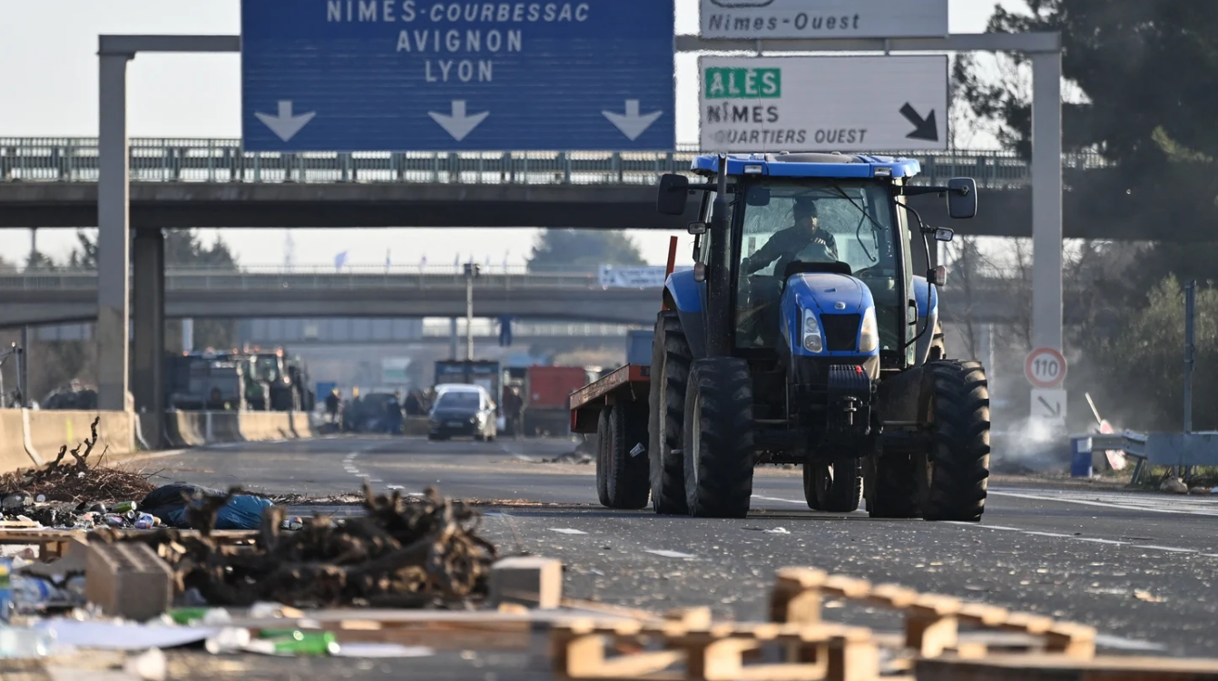 Monde - Le Premier ministre français cherche à éviter de reconstituer la scène des manifestations d'agriculteurs (Photo 2).