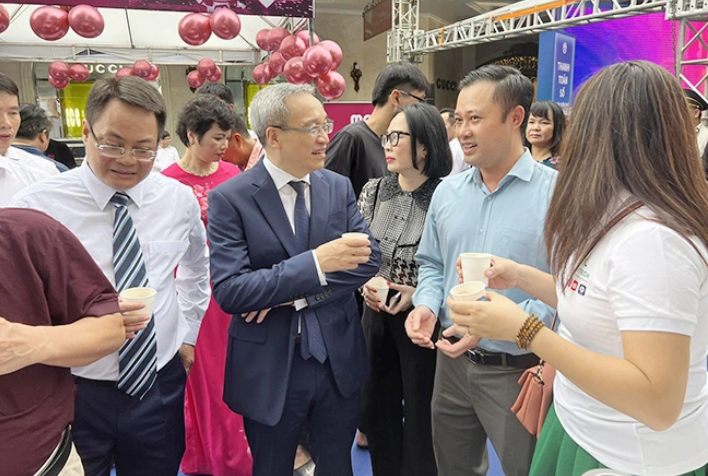 Le vice-ministre de l'Information et des Communications, Phan Tam, a visité le stand de MyPoint - PayTech.